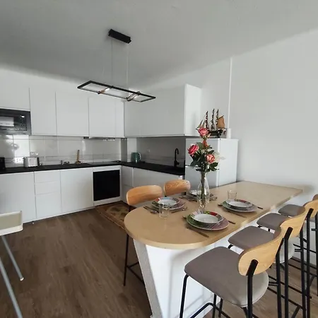 Dos Aveiros, Renovated And Cosy One-bedroom Flat - *