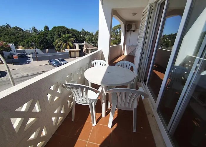 Dos Aveiros, Renovated And Cosy One-bedroom Flat -