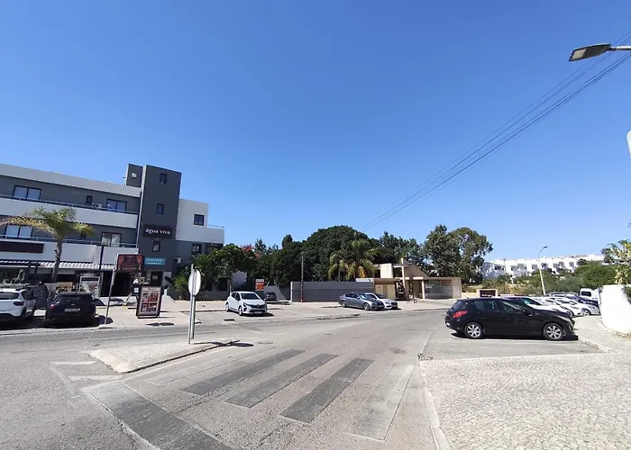 Dos Aveiros, T1 Renovado A 5 Minutos Da - Appartement