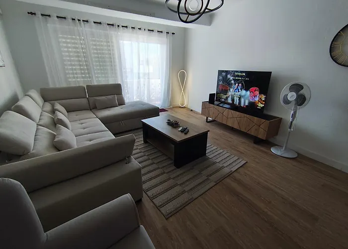 아파트 Dos Aveiros, Renovated And Cosy One-bedroom Flat -