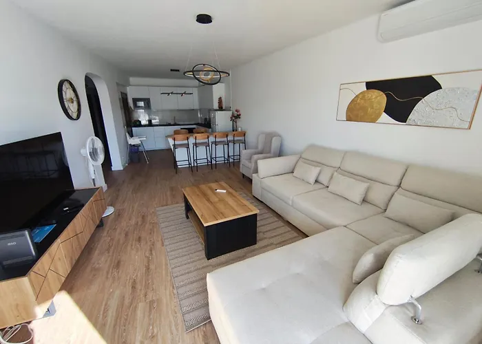 Dos Aveiros, Renovated And Cosy One-bedroom Flat - *