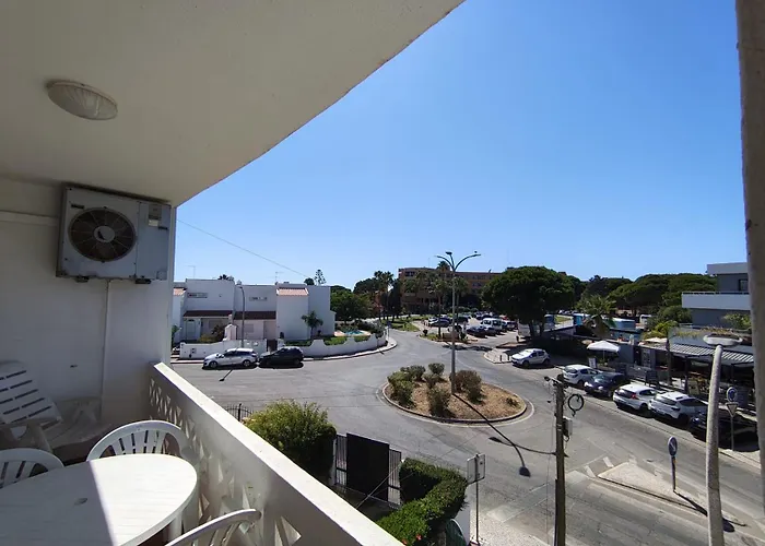 Dos Aveiros, T1 Renovado A 5 Minutos Da - Apartamento *