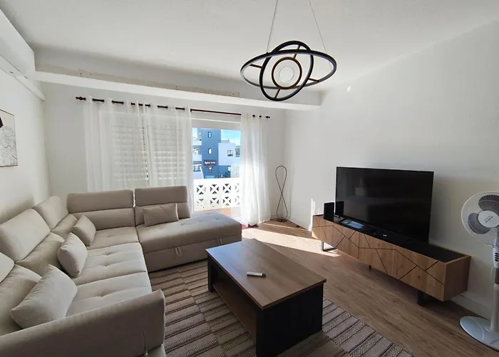 Apartamento Dos Aveiros, T1 Renovado A 5 Minutos Da - *