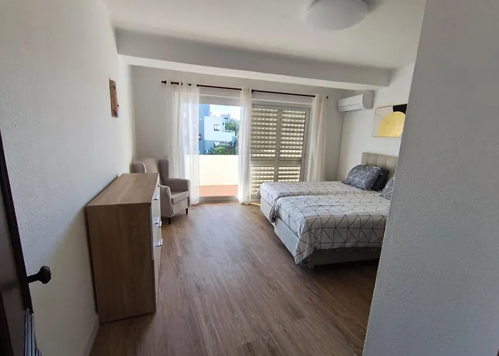 Apartamento Dos Aveiros, T1 Renovado A 5 Minutos Da -