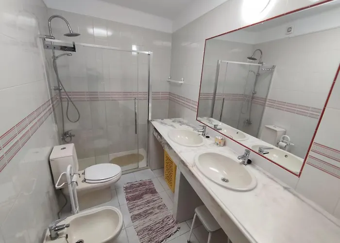 Dos Aveiros, T1 Renovado A 5 Minutos Da - *