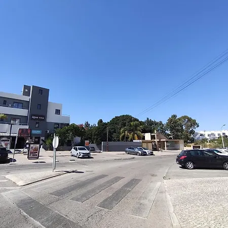 Dos Aveiros, T1 Renovado A 5 Minutos Da - Appartement